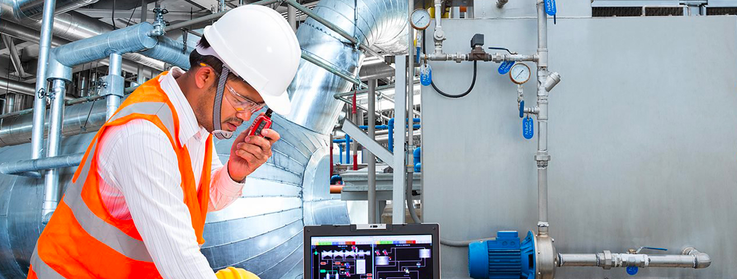 Hombre de ENEL X haciendo levantamiento de diagramas unifilar